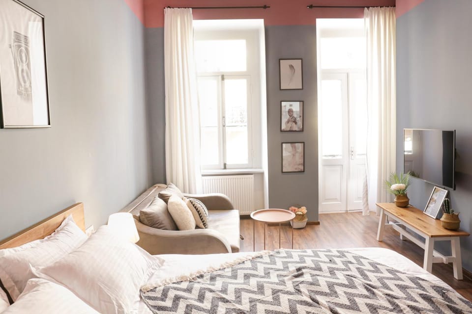 Bed, Living room, Photo of the whole room, Seating area, Bedroom