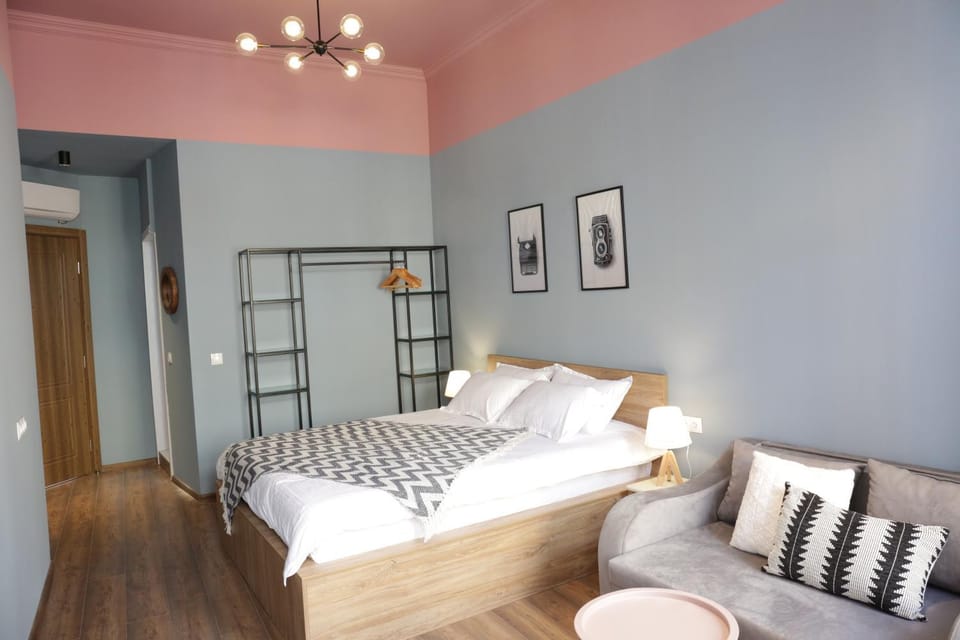 Bed, Photo of the whole room, Seating area, Bedroom