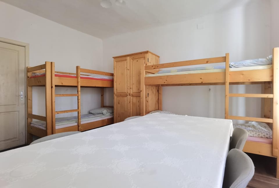 Kinderuni Bekokten Hostel in Brașov County