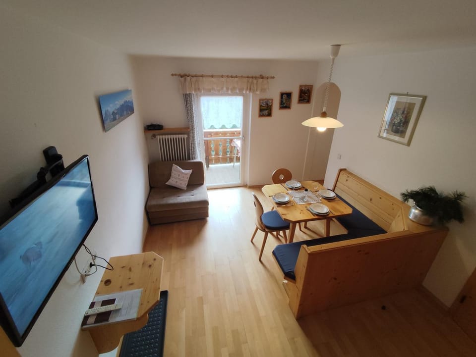 TV and multimedia, Seating area, Dining area