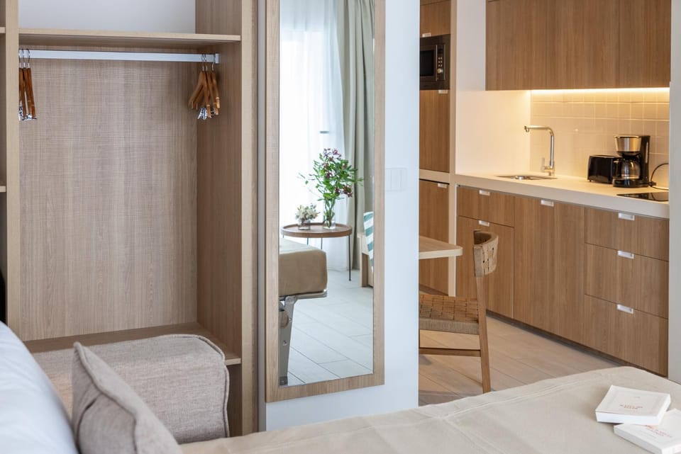 Bed, Kitchen or kitchenette, Living room