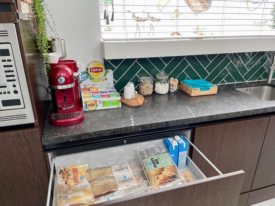 Coffee/tea facilities, Food and drinks, Breakfast