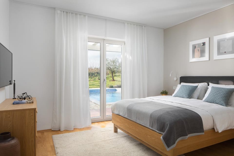 Bed, Photo of the whole room, Bedroom, Garden view