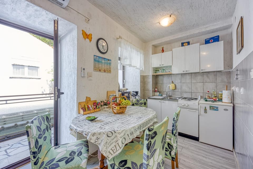 Dining area, kitchen