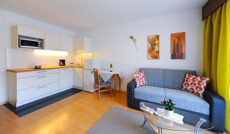 Photo of the whole room, Decorative detail