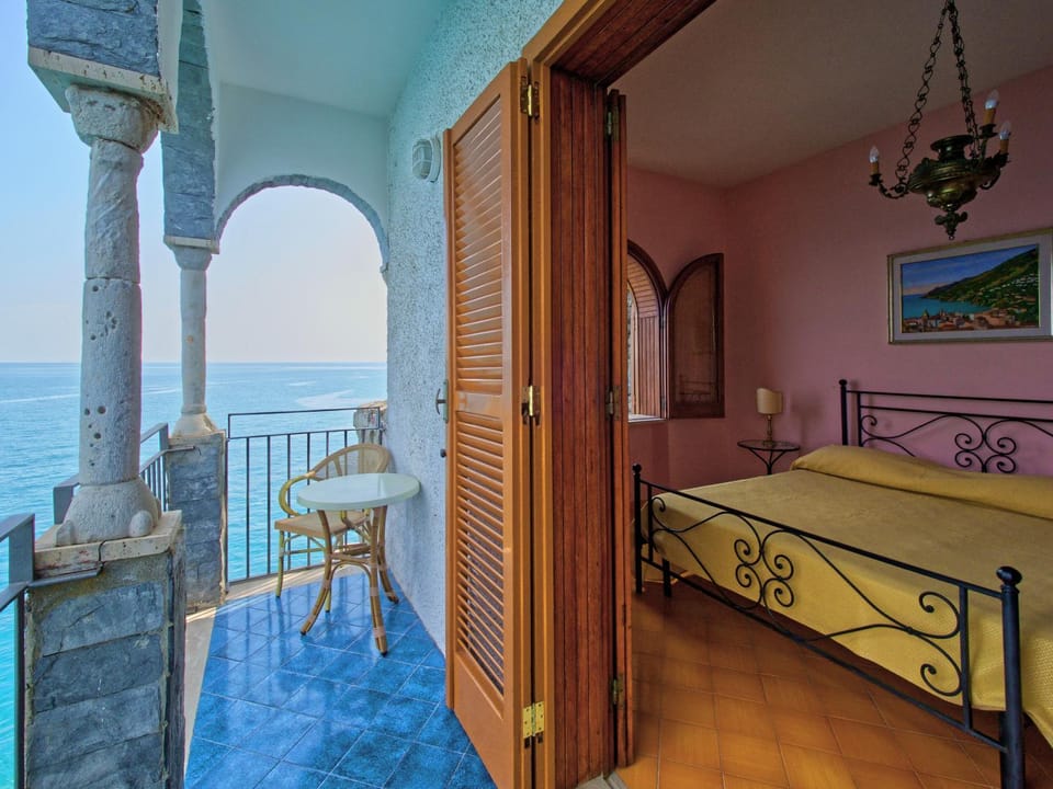 View (from property/room), Balcony/Terrace, Balcony/Terrace, Bedroom, On site, Sea view, Sea view