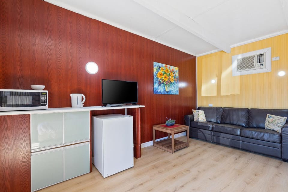 TV and multimedia, Coffee/tea facilities, Kitchen or kitchenette, Seating area, minibar, toaster