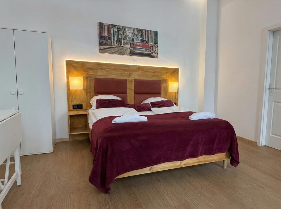 Bed, Bedroom, towels
