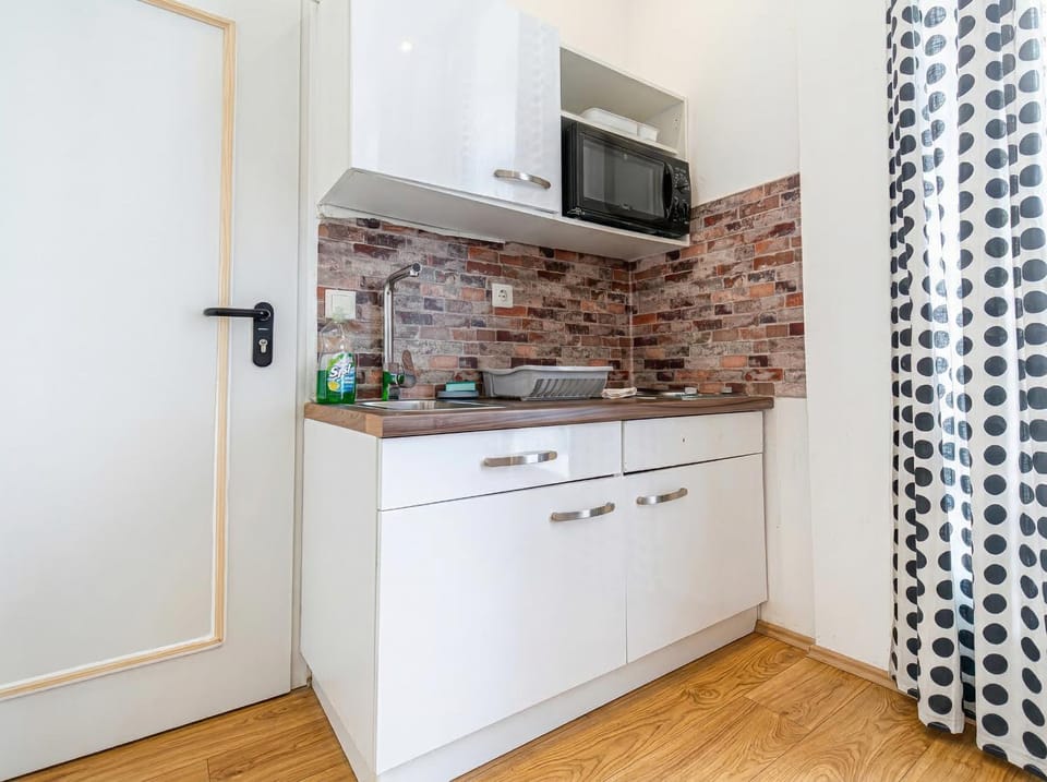 Kitchen or kitchenette, oven, stove