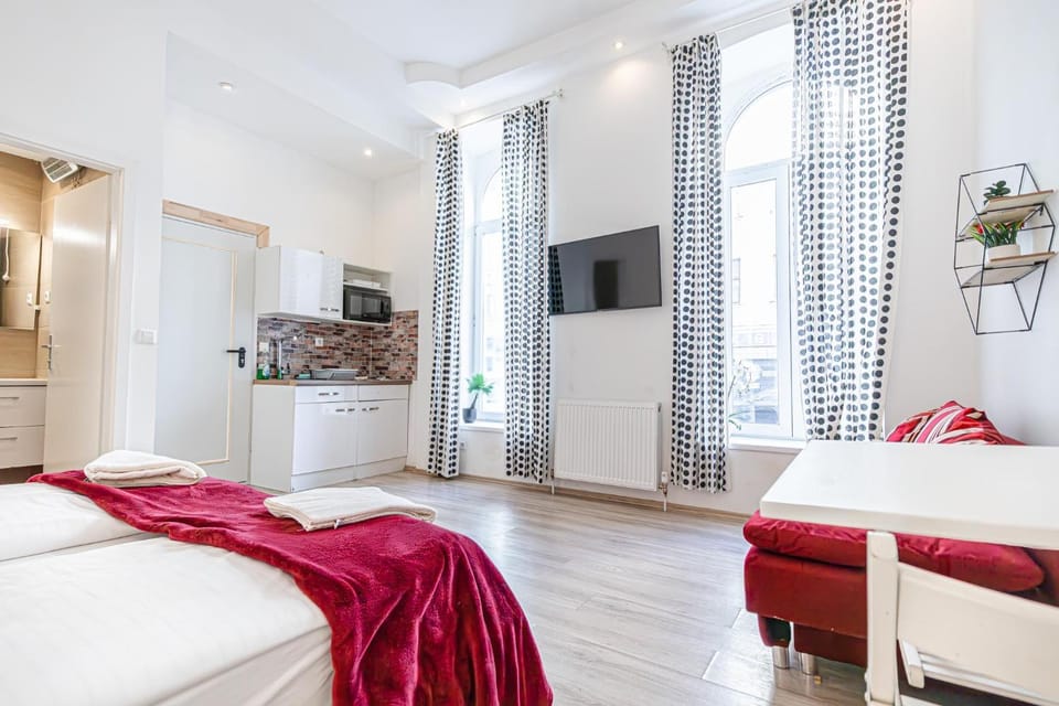 Bed, Kitchen or kitchenette, Seating area, Bedroom