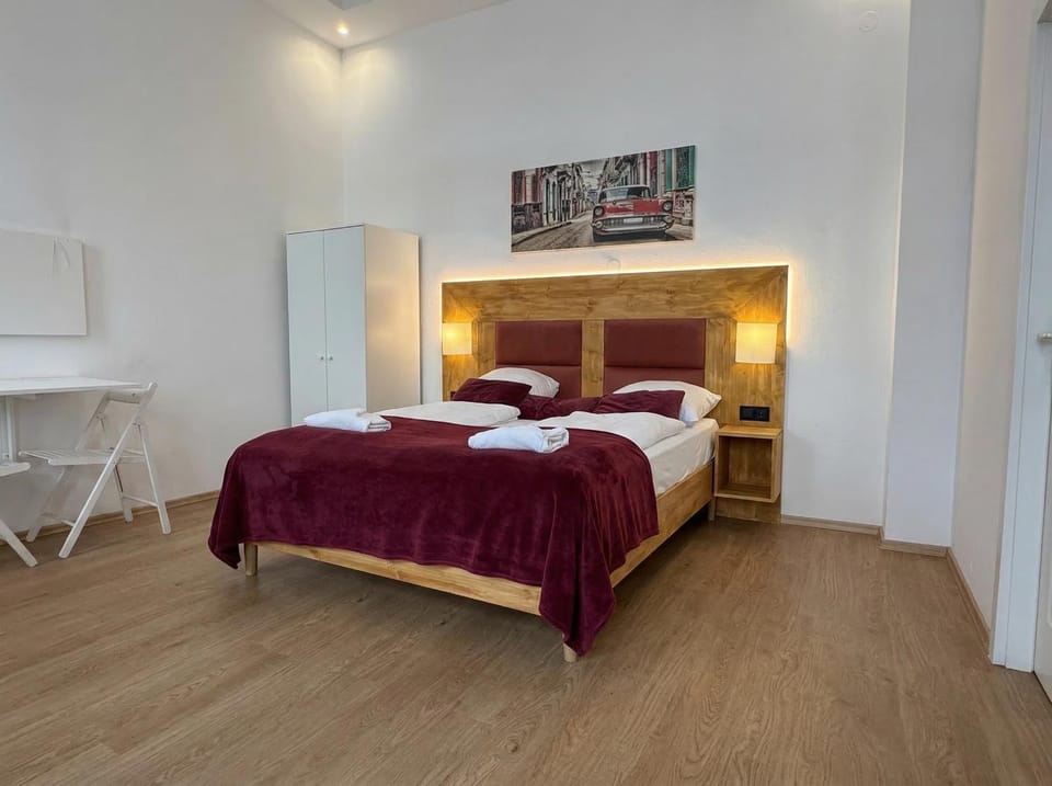 Bed, Bedroom, towels