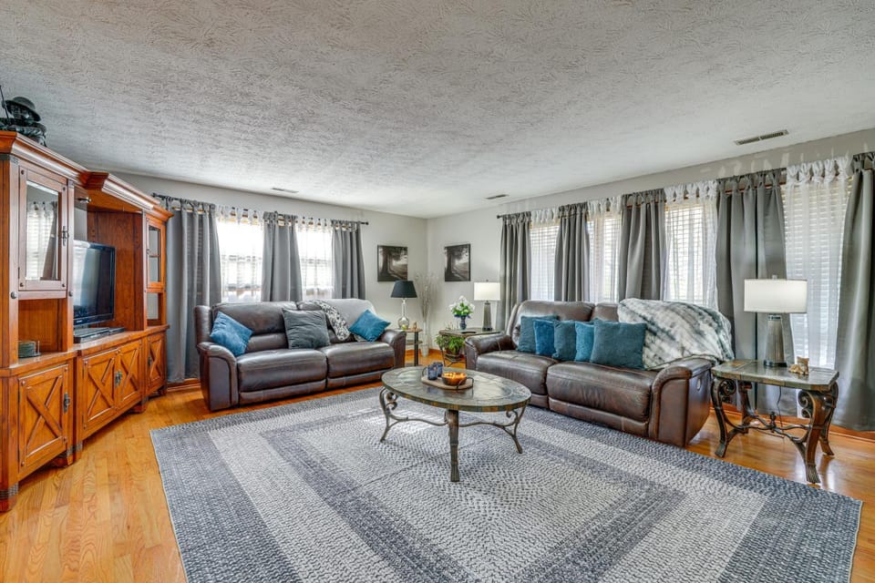 Family-Friendly Riverhouse: Fishing & Hot Tub House in Elizabethton