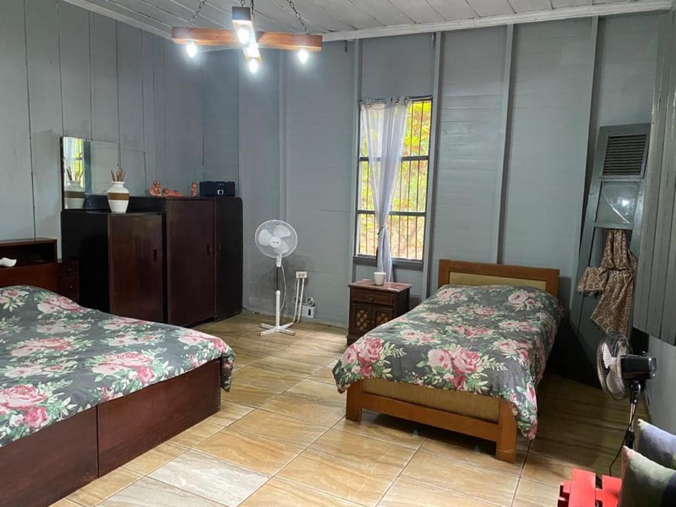 CASA PARA VACACIONAR ANTIGUA TIPO VINTAGe Villa in Alajuela Province