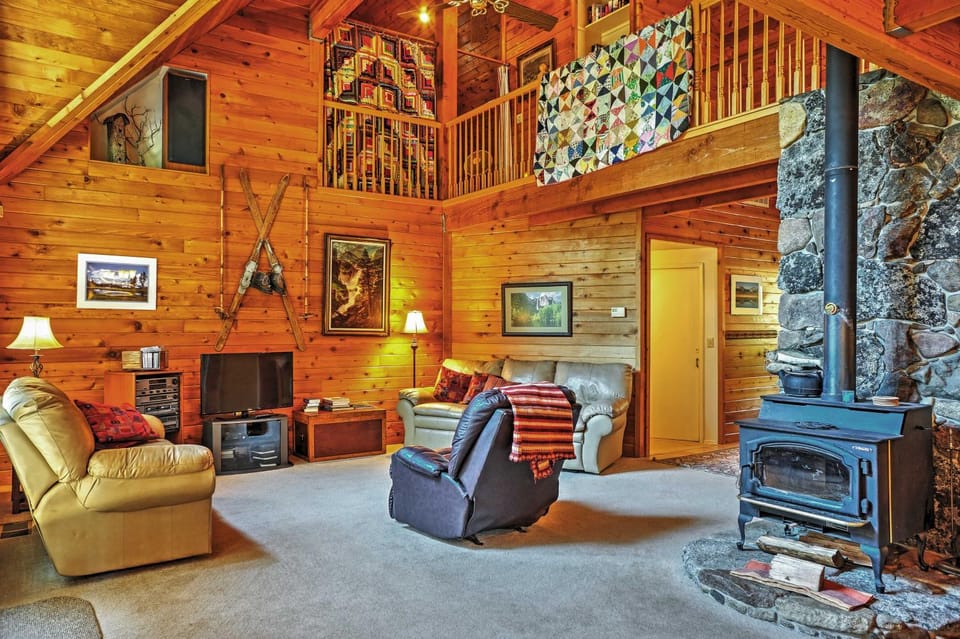 Hot Tub, Deck & Trail Access: Shaver Lake Cabin Cabin in Shaver Lake
