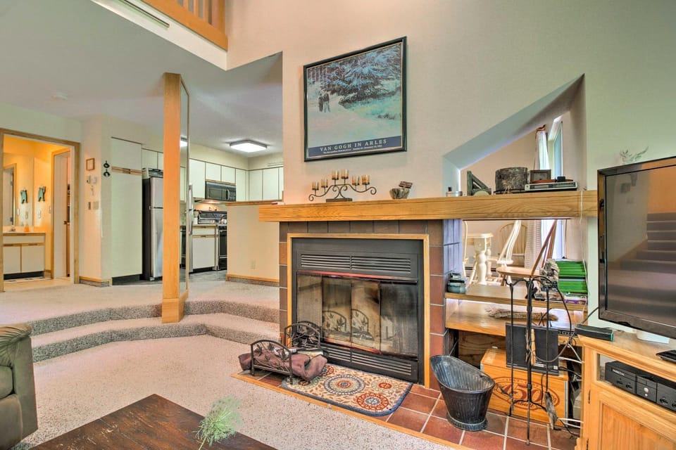 Killington Condo w/ Spa ~ 3 Miles to Ski Resort! House in Mendon