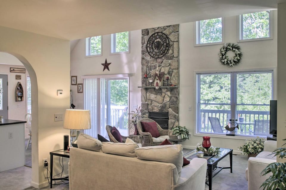 Spacious Home w/ Deck, Grill & Delaware River View House in Delaware