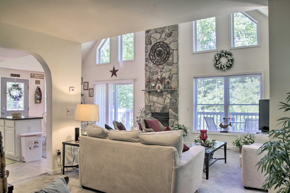 Spacious Home w/ Deck, Grill & Delaware River View House in Delaware