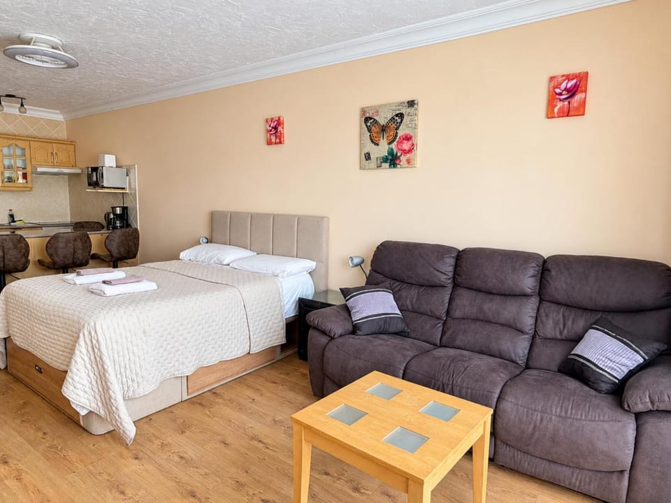 Bed, Living room