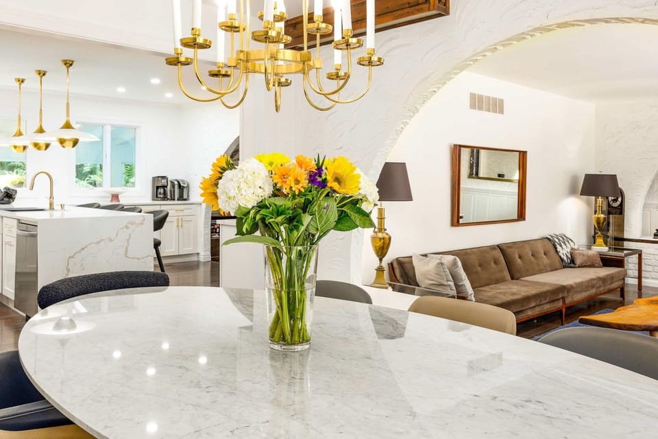 'Casa Reál' ~ Expansive Woodstock House w/ Hot Tub House in West Hurley