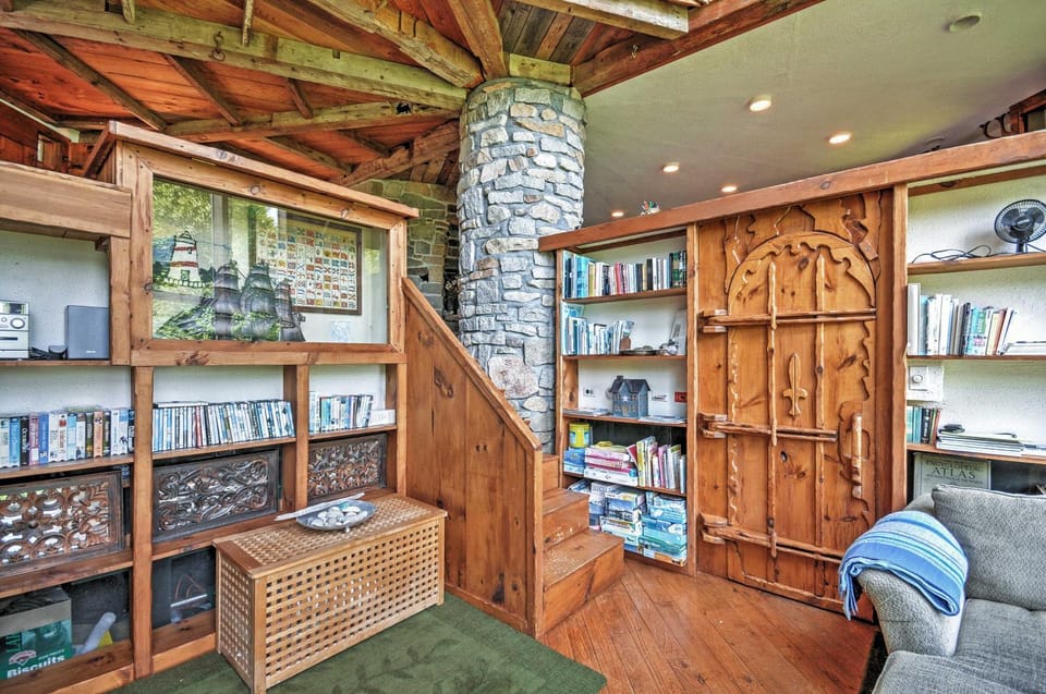 'Dragonwood Castle' on Waterfront w/ Stunning View House in Winter Harbor