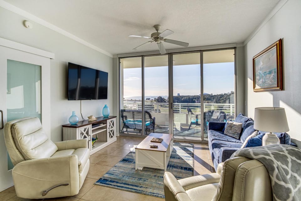 Beachside Biloxi Club Condo: Balcony w/ Ocean View House in Biloxi