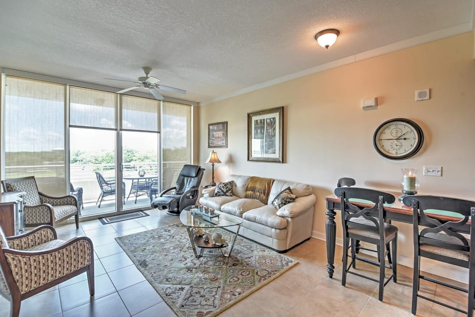 Beachside Biloxi Club Condo: Balcony w/ Ocean View House in Biloxi
