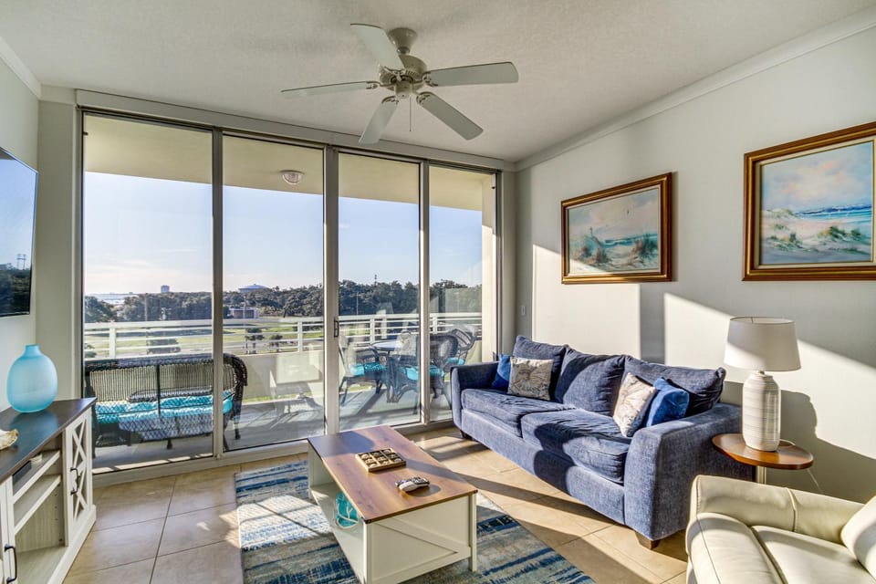 Beachside Biloxi Club Condo: Balcony w/ Ocean View House in Biloxi