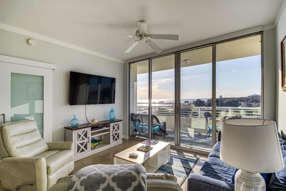 Beachside Biloxi Club Condo: Balcony w/ Ocean View House in Biloxi