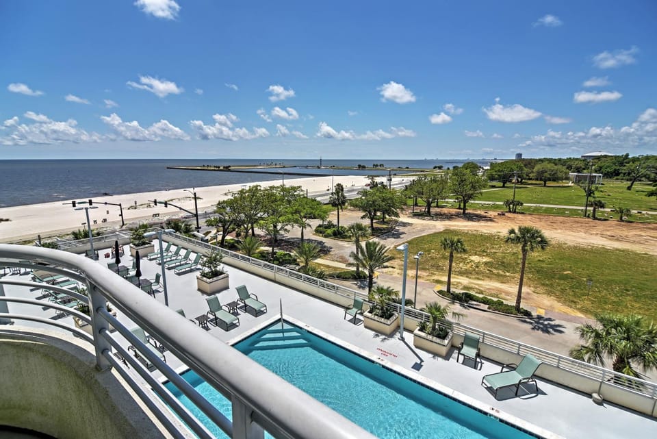 Beachside Biloxi Club Condo: Balcony w/ Ocean View House in Biloxi