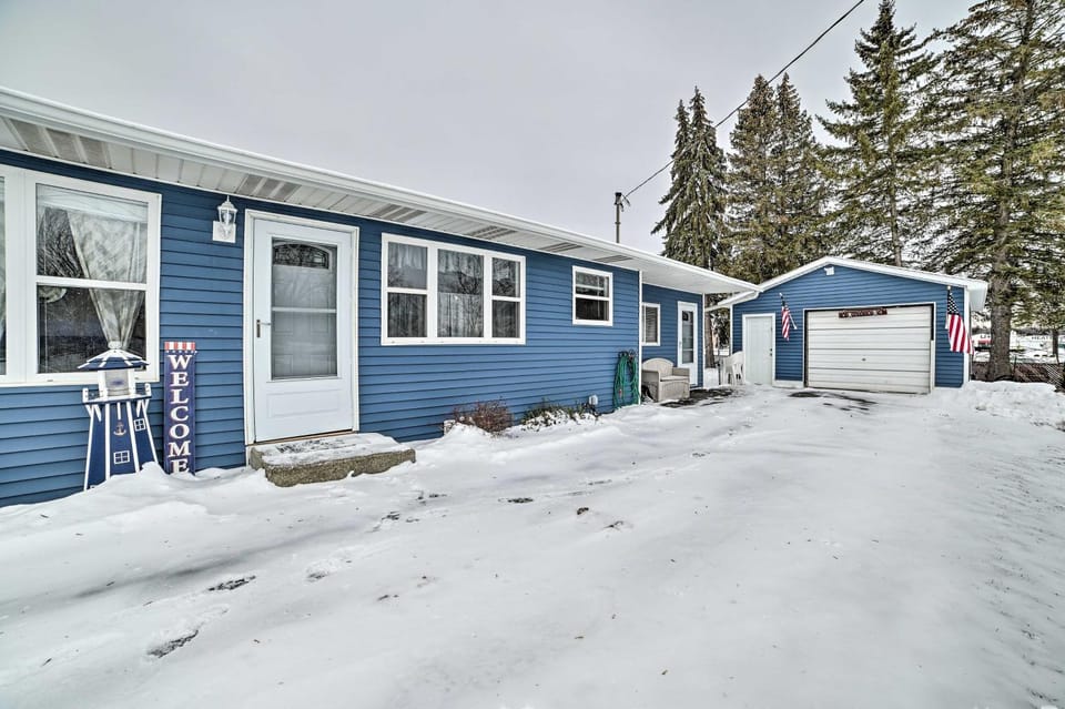 Cozy Houghton Lake Heights Cottage w/ Private Yard House in Houghton Lake