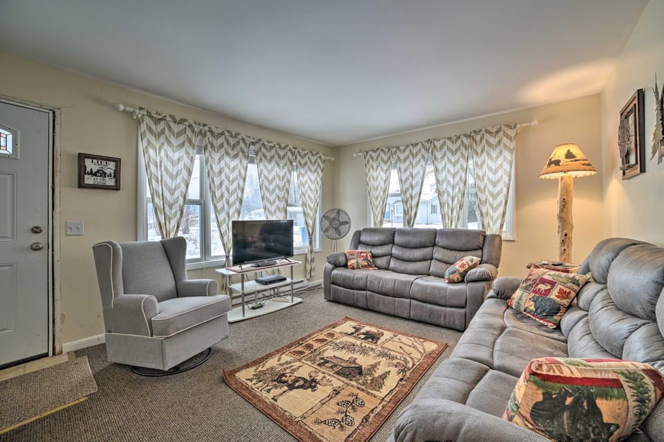 Cozy Houghton Lake Heights Cottage w/ Private Yard House in Houghton Lake
