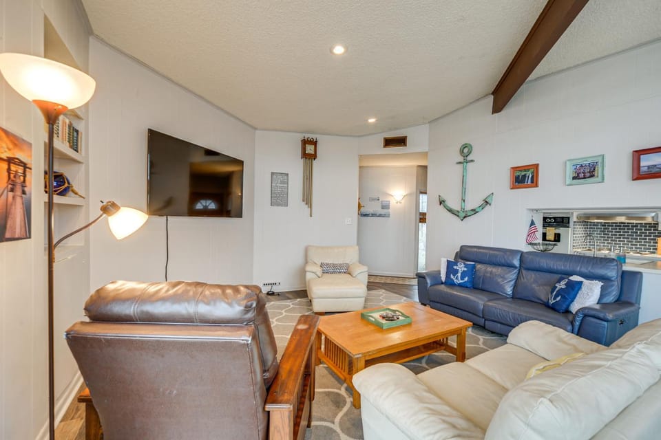 Rustic Lake Buchanan Hideaway with Game Room and Grill House in Lake Buchanan