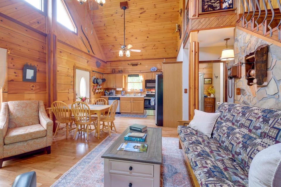 ‘Lakewood Lodge’ Escape w/ Fire Pit House in Claytor Lake