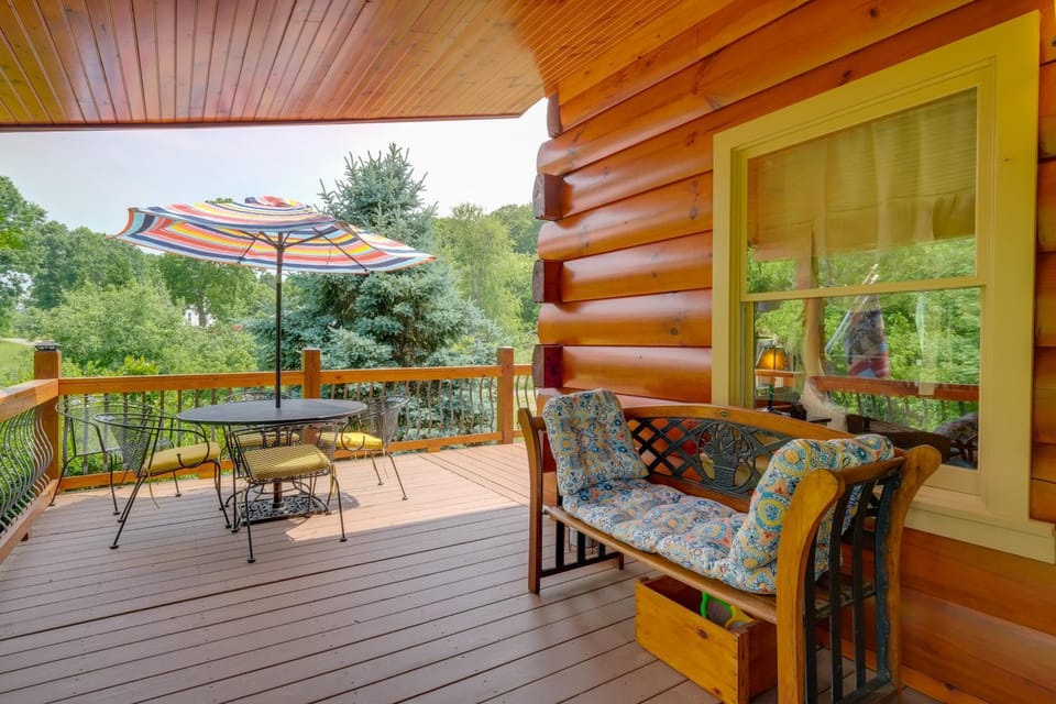 ‘Lakewood Lodge’ Escape w/ Fire Pit House in Claytor Lake