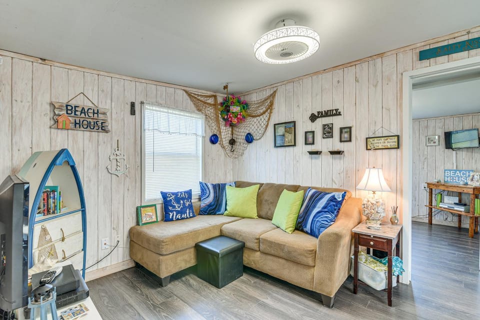 1 Mi to Surfside Beach: BBQ-Ready Home in Freeport House in Surfside Beach
