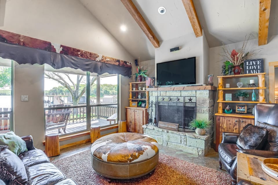 Views & Private Dock: Lakefront Eustace House! House in Cedar Creek Reservoir