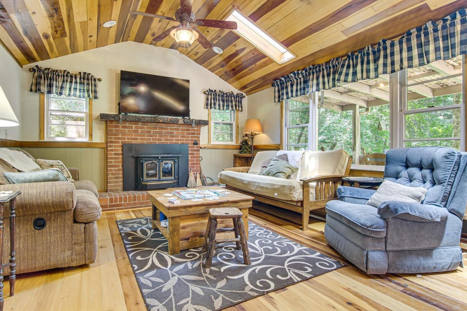 20-Acre Cabin w/ Pond: 5 Mi to Biltmore Estate! Cabin in Asheville