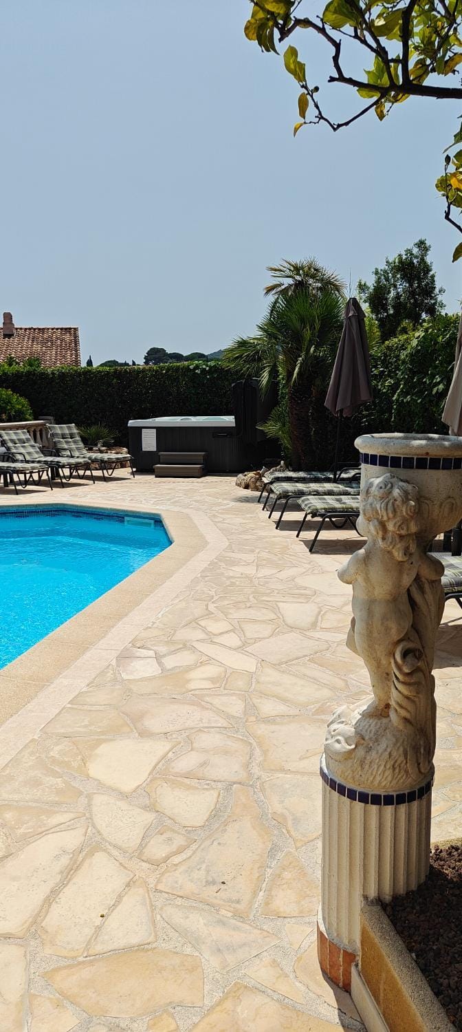 VILLA Plein Sud Piscine Spa Climatisation Parking privé calme et détente Bed and Breakfast in Cavalaire-sur-Mer