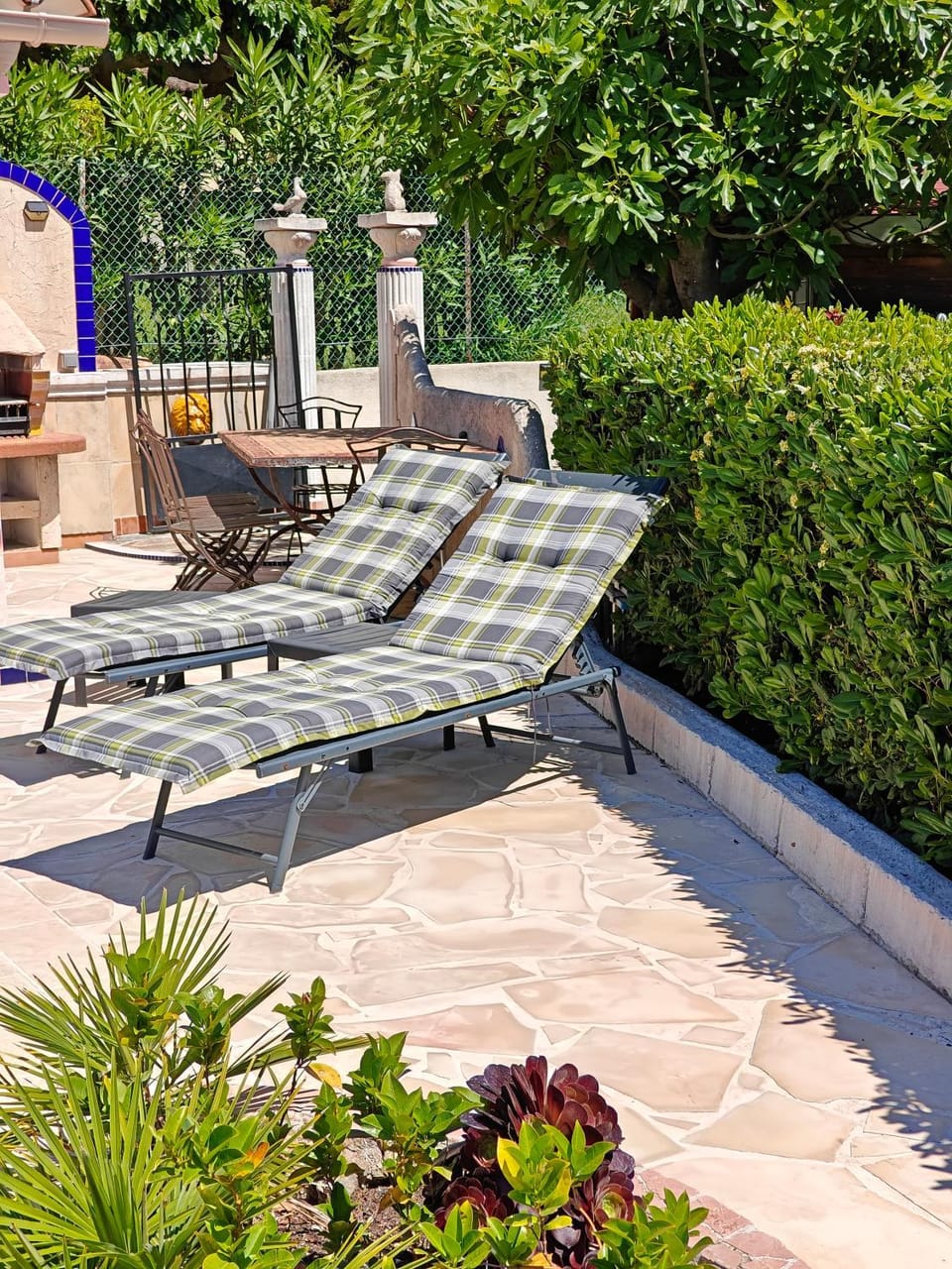 Swimming pool, sunbed