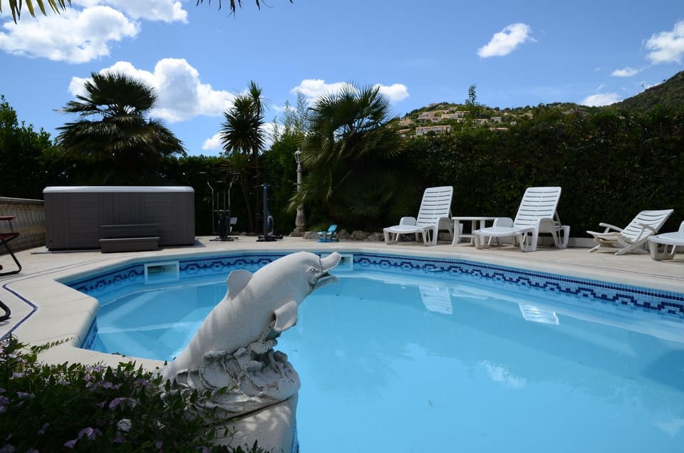 VILLA Plein Sud Piscine Spa Climatisation Parking privé calme et détente Bed and Breakfast in Cavalaire-sur-Mer