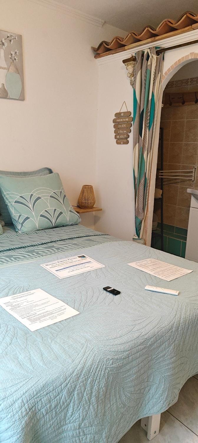 Photo of the whole room, Bedroom