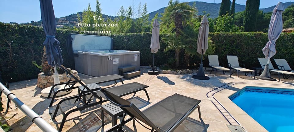 VILLA Plein Sud Piscine Spa Climatisation Parking privé calme et détente Bed and Breakfast in Cavalaire-sur-Mer