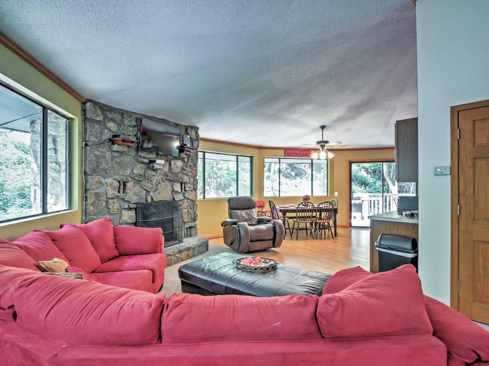 Unique Gatlinburg Cabin: Decks, Hot Tub, Fire Pit Cabin in Gatlinburg