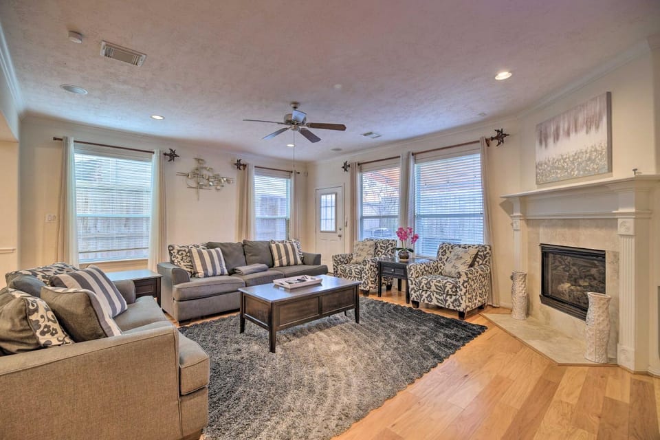 2,500 Sq Ft Townhome - Walk to Central River Oaks! House in Harris County