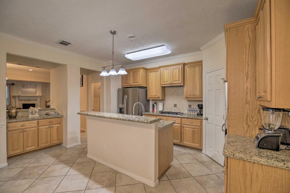 2,500 Sq Ft Townhome - Walk to Central River Oaks! House in Harris County