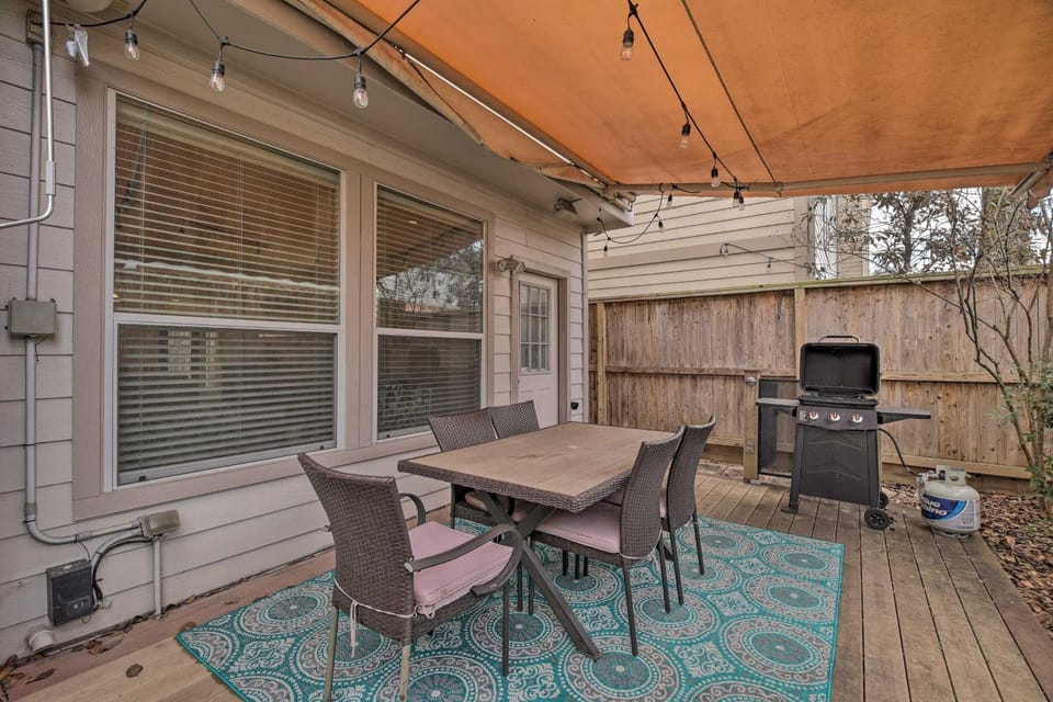 2,500 Sq Ft Townhome - Walk to Central River Oaks! House in Harris County