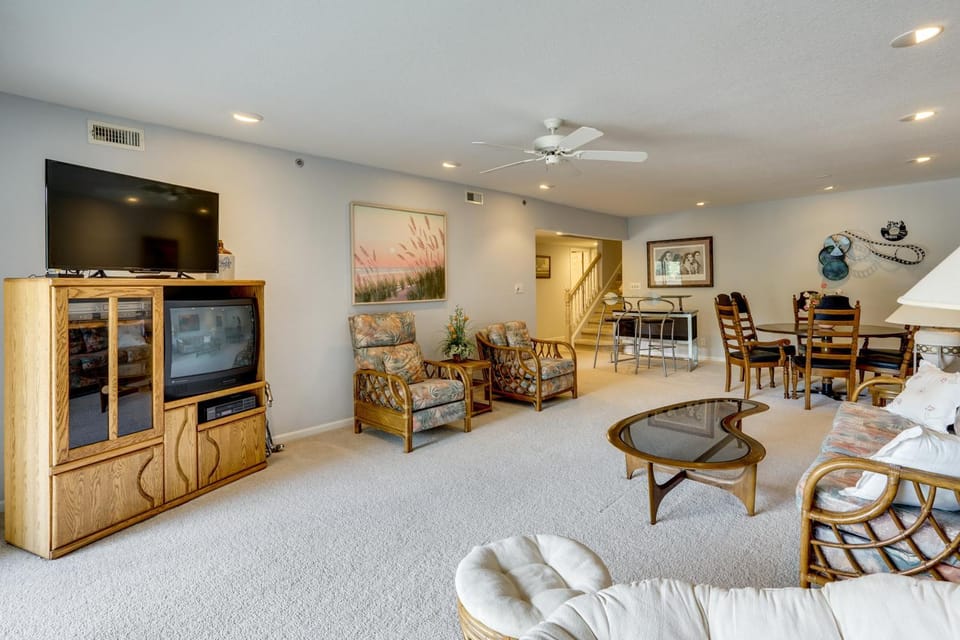 Tranquil Osage Beach Condo w/ Waterfront Decks! House in Osage Beach