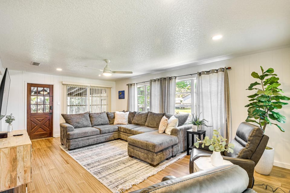 Charming Canalfront Retreat w/ Double Boat Slip! House in Astor