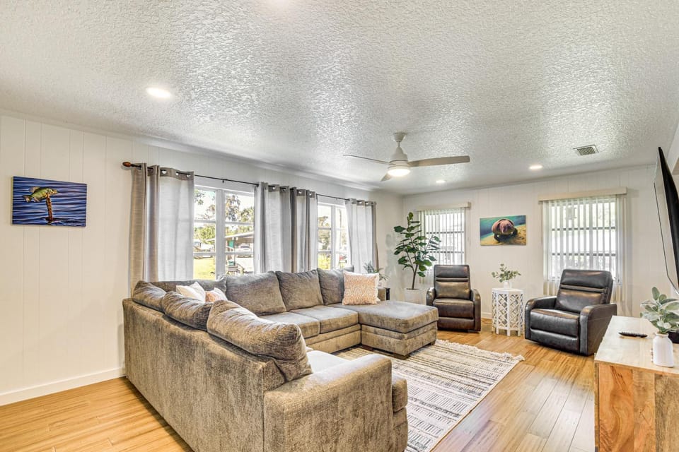 Charming Canalfront Retreat w/ Double Boat Slip! House in Astor