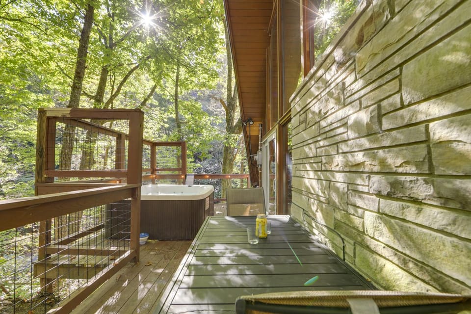 Cabin with Hot Tub 2 Mi to Downtown Gatlinburg! Cabin in Gatlinburg